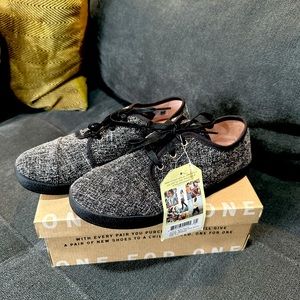 Black Two Tone Woven Toms